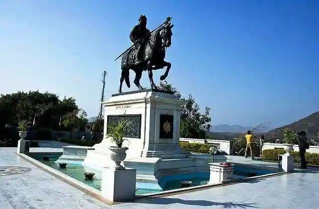 top 12 things to experience in Udaipur, Statue of Maharana Pratap on Chetak pic 1