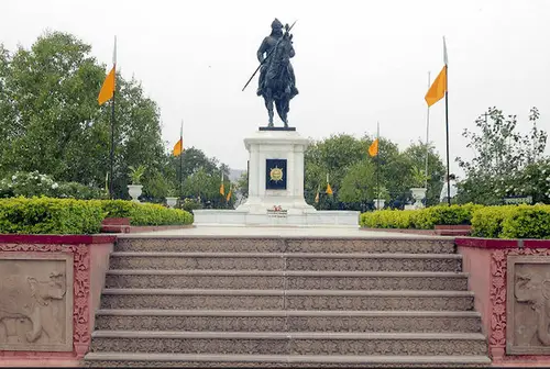 top 12 things to experience in Udaipur, Statue of Maharana Pratap on Chetak pic 2