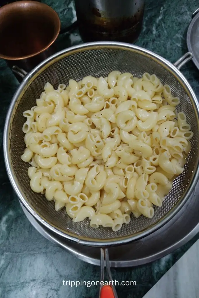 red sauce pasta, boiled pasta