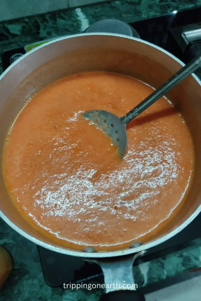 red sauce pasta, mix tomato puree