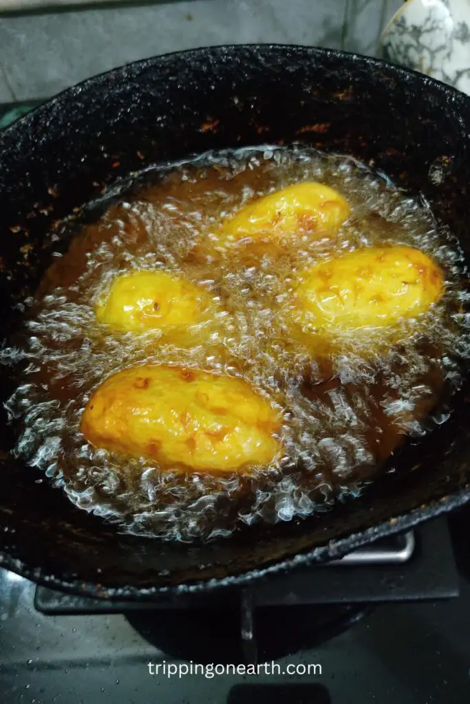 dum aloo, frying potatoes