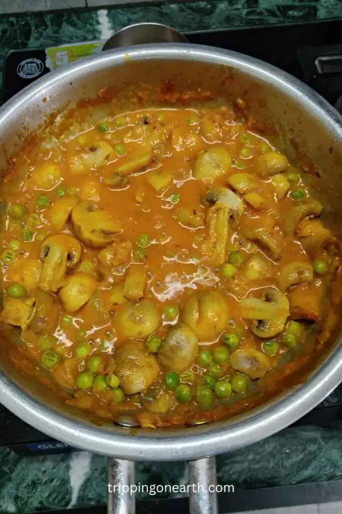 peas and mushrooms mixed well