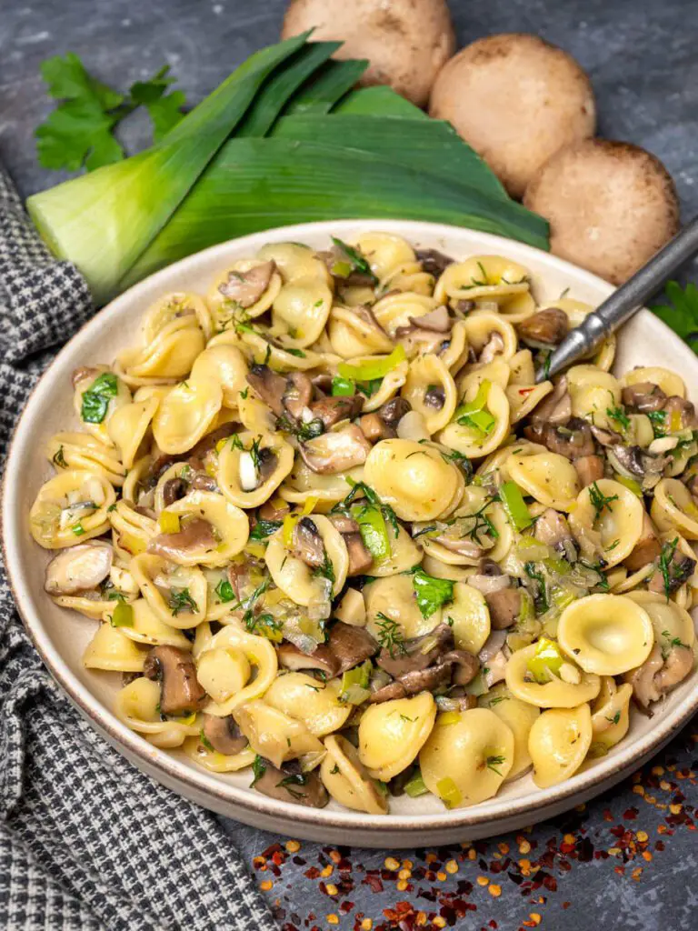 vegan fall recipes: vegan leek and mushroom pasta