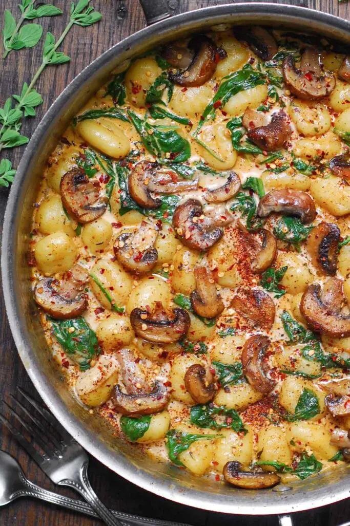 easy last minute dinners: Creamy Spinach and Mushroom Gnocchi
