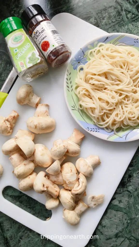 sliced mushrooms along with boiled spaghetti pasta