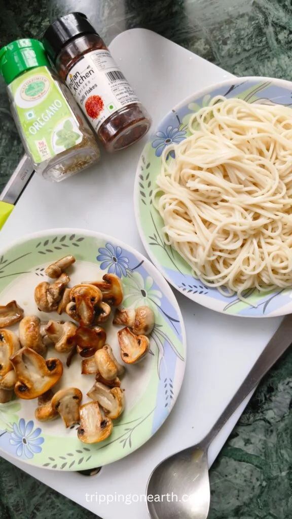 brown colored seared mushrooms along with boiled spaghetti pasta