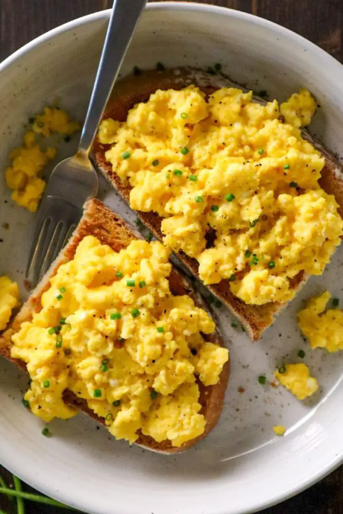 High Protein Low Carb Cottage Cheese Recipes: Garlicky Cottage Cheese Scrambled Eggs