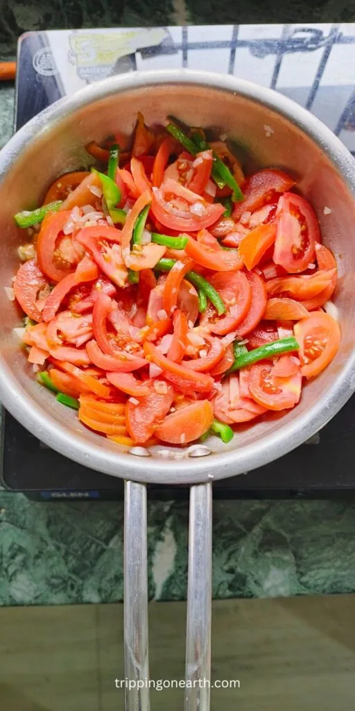 Skillet full of sliced tomatoes